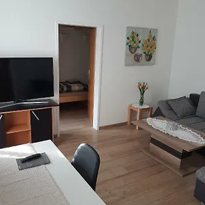 Gerald's 5 Apartment